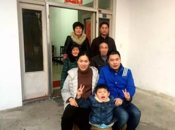 警察夫妻同年同月同日生 結(jié)婚7年僅有一張全家福