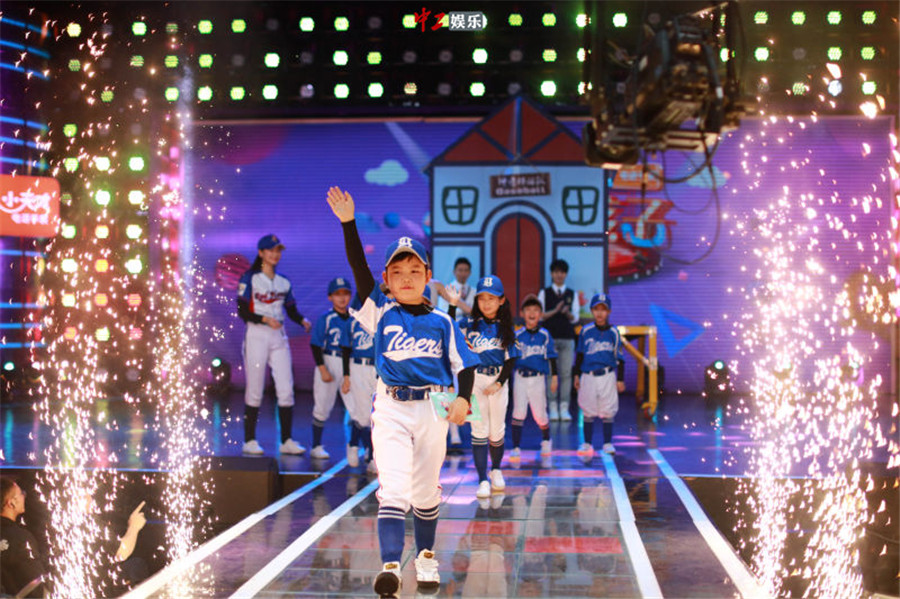 《神奇的孩子》“籃球小人國(guó)” 萌趣抱團(tuán)玩出陽(yáng)光新高度[組圖]