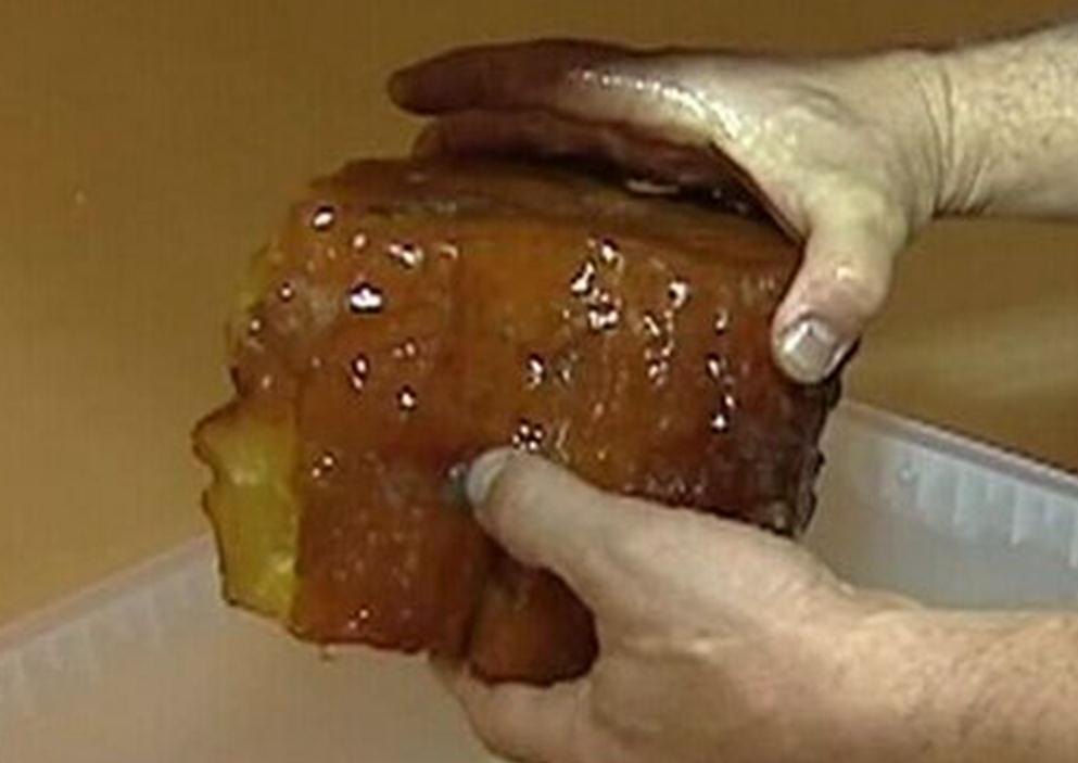 礦區(qū)挖出龍血琥珀 重達(dá)3公斤多已成化石