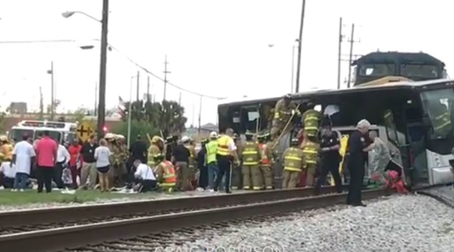 美國火車客車相撞 至少4人死亡現場混亂