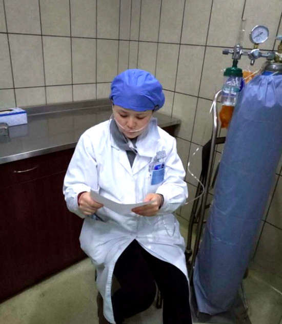 懷孕七月準媽媽醫(yī)生邊吸氧邊給人看病