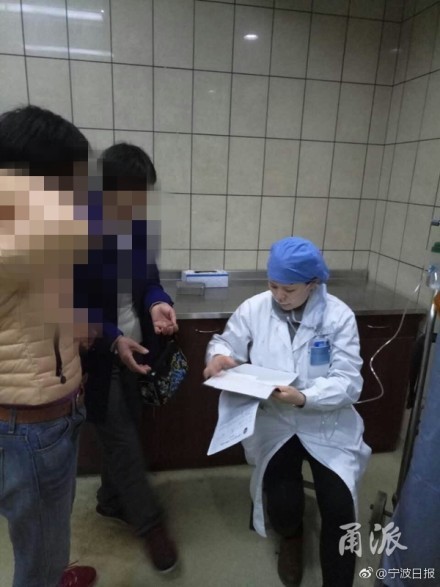 懷孕七月準媽媽醫生邊吸氧邊給人看病