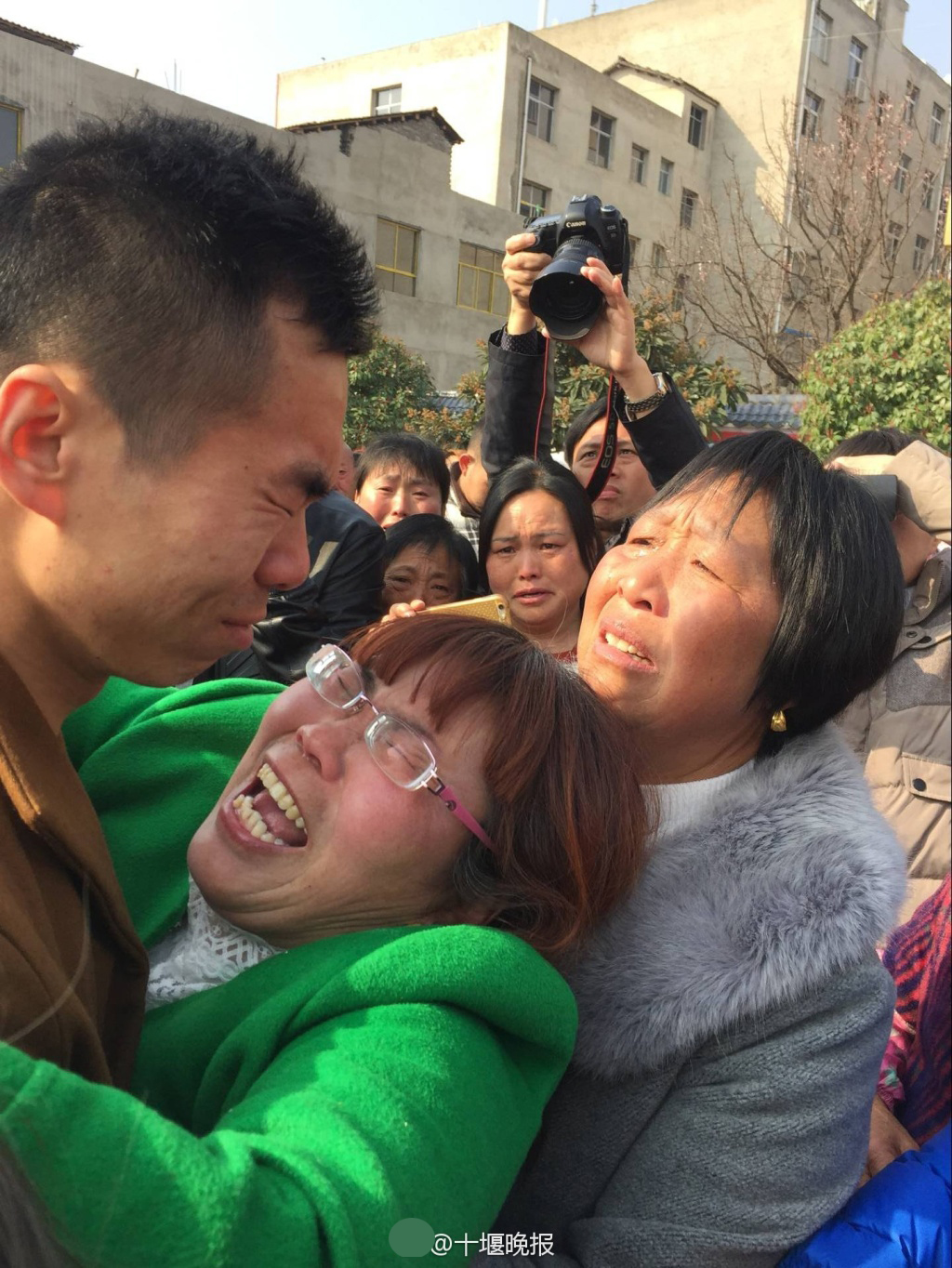 時(shí)隔20年 被拐男子與母親痛哭擁抱