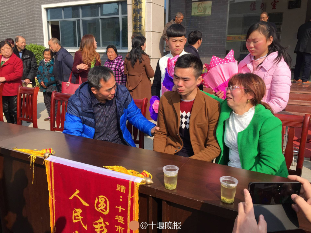 時隔20年 被拐男子與母親痛哭擁抱