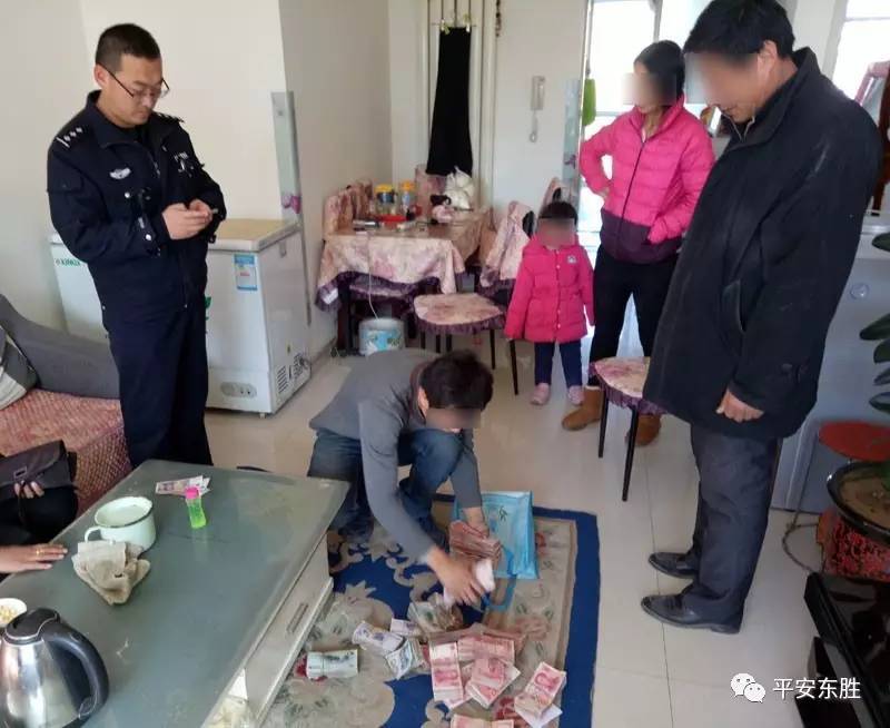 年度最心大先生將17萬(wàn)錯(cuò)當(dāng)垃圾丟掉,拾荒老人如數(shù)歸還