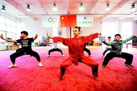 美女留學(xué)生來中國學(xué)武術(shù) 課外做主播