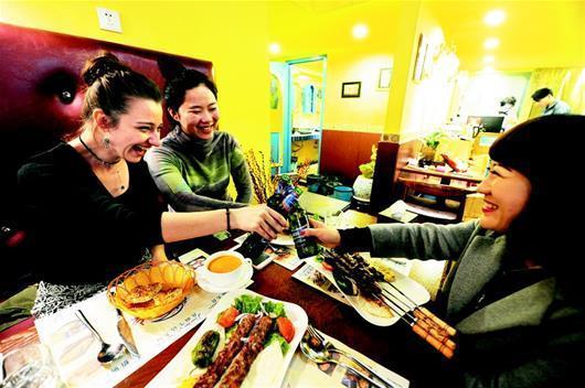 美女留學(xué)生來中國學(xué)武術(shù) 課外做主播