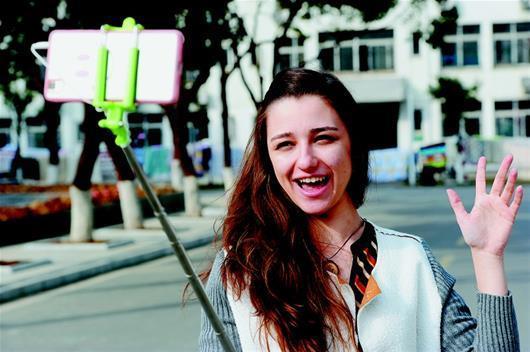 美女留學(xué)生來中國學(xué)武術(shù) 課外做主播