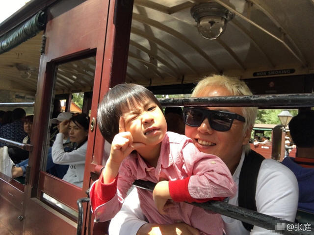 張庭曬幸福合影 三八節深情告白家人(圖)