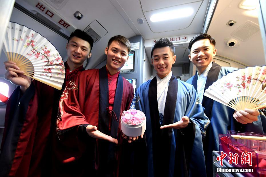 三八節 廈航“暖男”空乘打造“十里桃林”夢幻機艙[組圖]