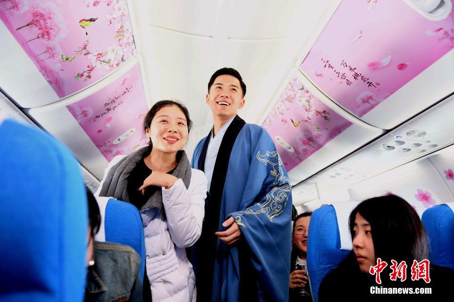 三八節 廈航“暖男”空乘打造“十里桃林”夢幻機艙[組圖]