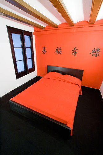 西班牙現詭異中式酒店 網友：對中國文化有啥誤解？