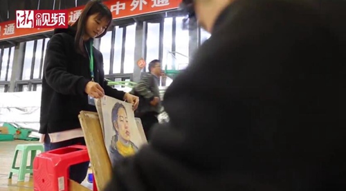 畫(huà)卷鋪滿(mǎn)體育館 中國(guó)美院招生閱卷“畫(huà)海”令人震撼