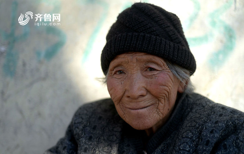 七旬老太賣菜養(yǎng)家 每日往返60公里