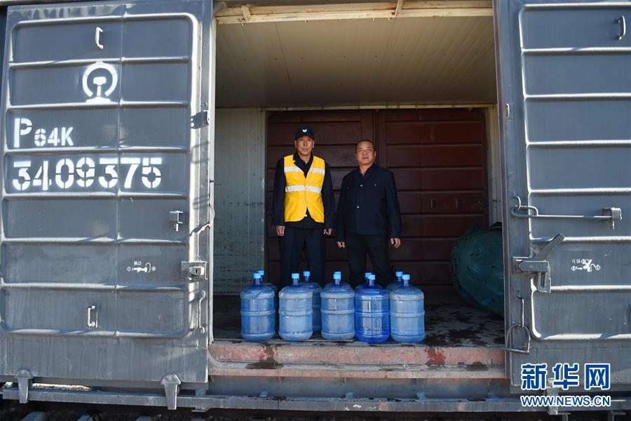 穿行在無人禁區的“生命列車”[組圖]