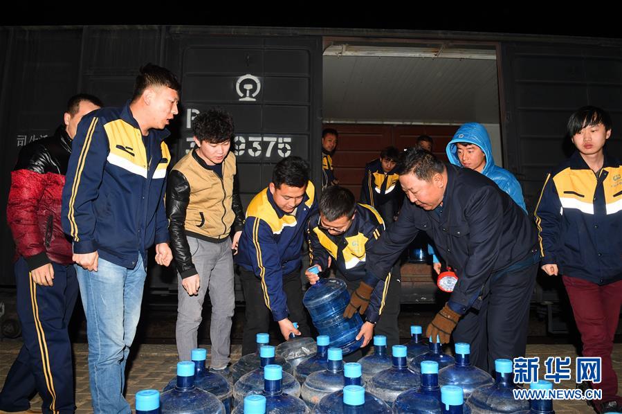 穿行在無人禁區的“生命列車”[組圖]