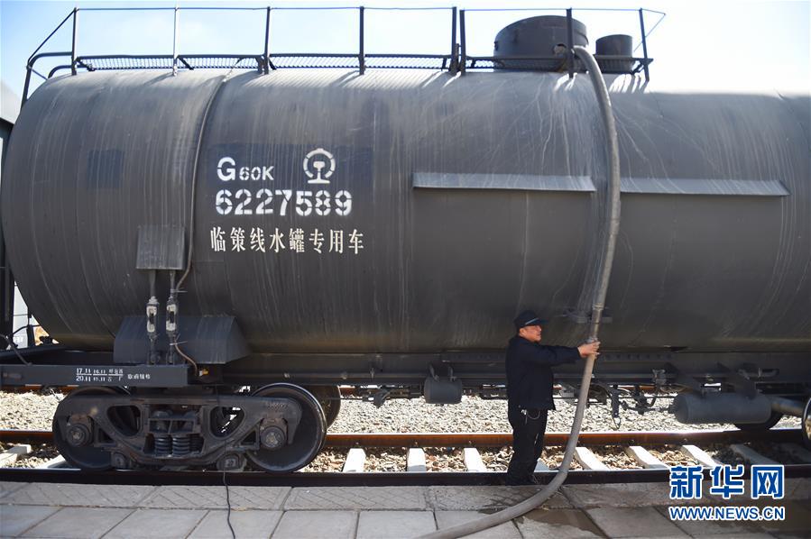 穿行在無人禁區的“生命列車”[組圖]