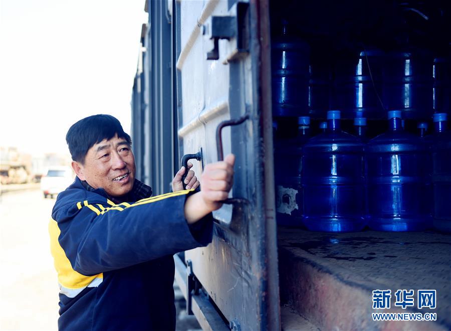 穿行在無人禁區的“生命列車”[組圖]