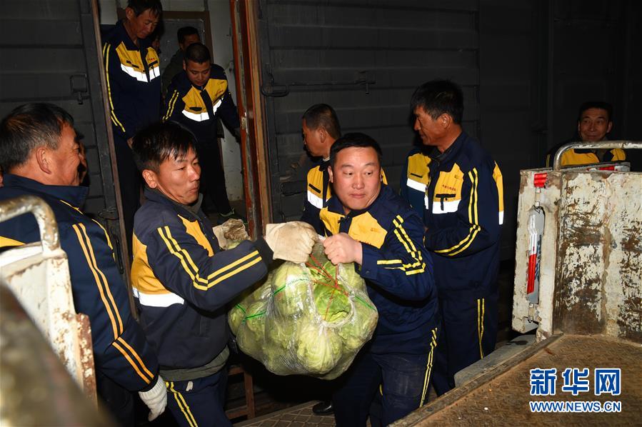 穿行在無人禁區的“生命列車”[組圖]