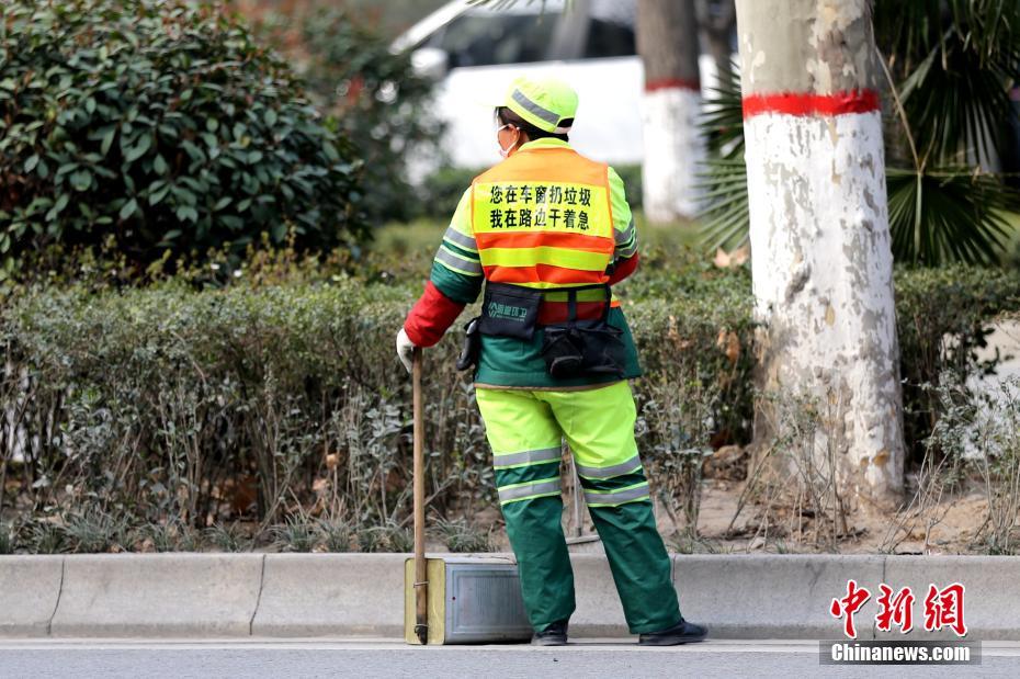 西安環衛工穿“萌屬性”背心掃街