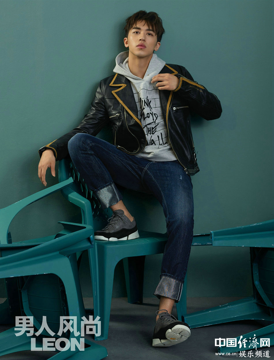 許魏洲最新封面大片曝光 眼神堅定盡展多變魅力