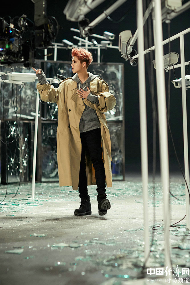 鹿晗《敢》練習(xí)室MV上線 拒絕窺私引跨界樂評(píng)