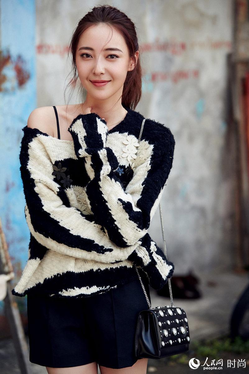 米露最新街拍曝光 “梅超風”街頭小露香肩秀美腿