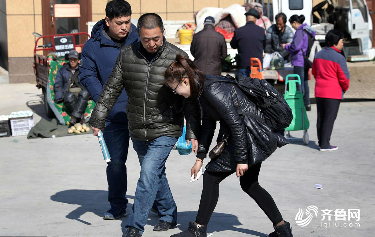 山東威海一女大學生賣鞋油 半天竟為300多人擦鞋！