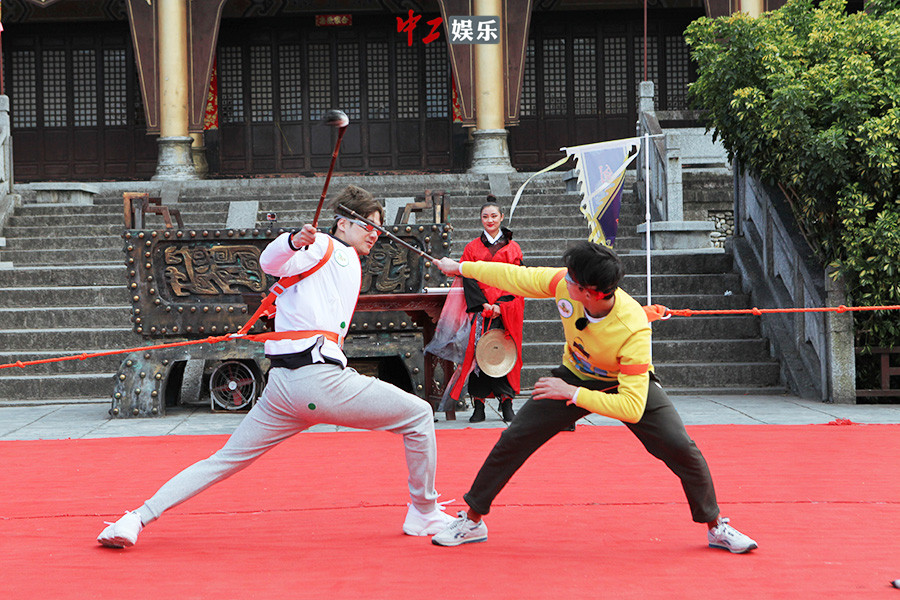 《二十四小時(shí)》“大理論劍”群雄過招 吳磊、董力“擊劍”對(duì)決