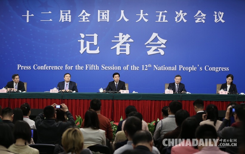 商務(wù)部部長鐘山就“改革開放調(diào)結(jié)構(gòu) 創(chuàng)新驅(qū)動促發(fā)展”答記者問