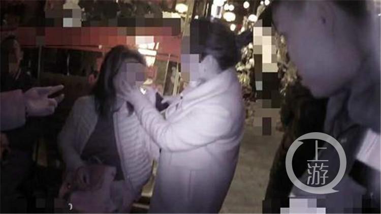 女子聚餐點特色“地雷菜” 上桌后爆炸臉被燙傷