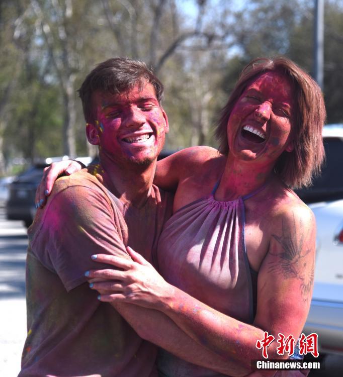 美國洛杉磯色彩節(jié)引民眾狂歡