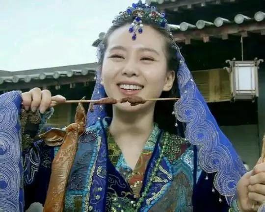 娛樂圈吃貨多：趙麗穎毛曉彤林允張?zhí)鞇圩類鄢?/></p>

<p>　　向來走氣質(zhì)淑女路線的劉詩詩，在微博上各種發(fā)吃。據(jù)劉詩詩自己和身邊一起拍戲的朋友說，當大盤大盤的美食出現(xiàn)在她面前時，抵抗力則為零。據(jù)悉還是吳奇隆的吃貨小跟班，哈哈。</p>
</div>

<div width=