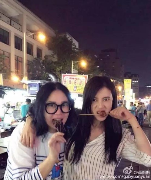 娛樂圈吃貨多：趙麗穎毛曉彤林允張?zhí)鞇圩類鄢?/></p>

<p>　　已嫁為人妻的女神高圓圓對(duì)于美食可謂是偏愛有加，圓圓嘗盡各類美食的同時(shí)也不忘開個(gè)餐廳，讓粉絲們也大快朵頤一番。</p>
</div>

<div width=