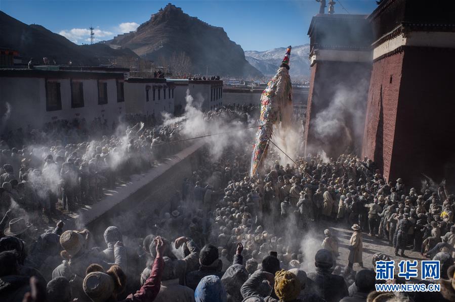 近萬名群眾參加西藏豎經(jīng)幡柱拋撒糌粑祈?；顒樱ńM圖）