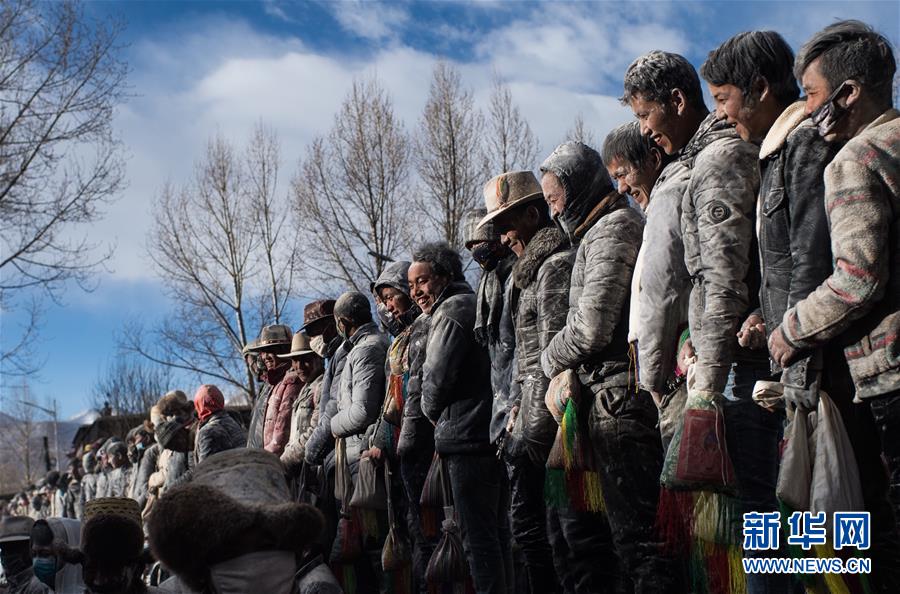 近萬名群眾參加西藏豎經幡柱拋撒糌粑祈福活動（組圖）