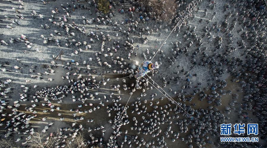 近萬名群眾參加西藏豎經幡柱拋撒糌粑祈?；顒樱ńM圖）