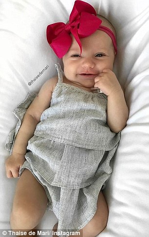 巴西一女嬰剛出生就被抱來秒拍全家福（組圖）