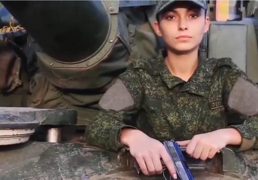 俄媒曝光美女坦克部隊 顏值與戰斗力成正比