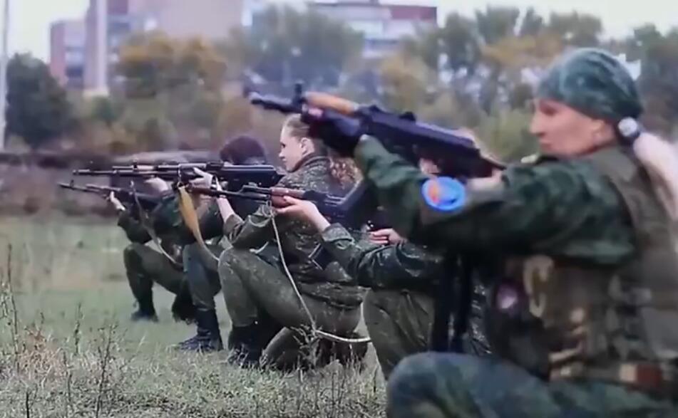 俄媒曝光美女坦克部隊 顏值與戰斗力成正比