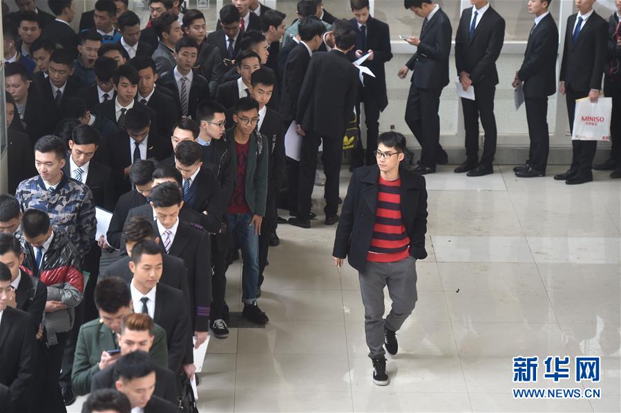 校園招聘空乘場(chǎng)面火爆[組圖]