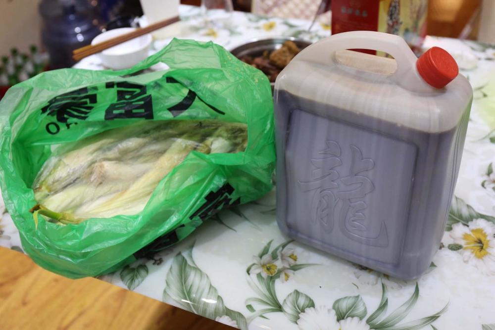 女兒遠嫁 父母跨越數(shù)千里為她背來了這些(組圖)