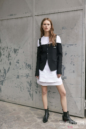 黑白配魅力無限，2017最潮就要這樣穿