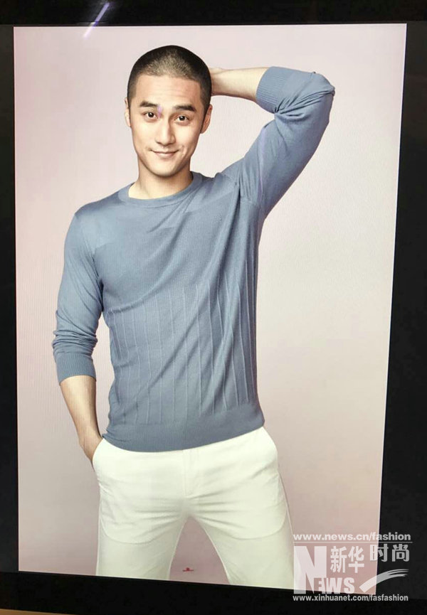 蔣勁夫皮衣流蘇現身機場 圓寸發型自嘲“有點冷”