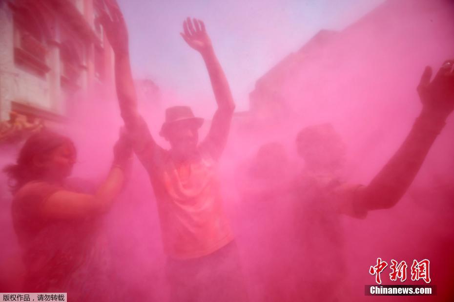 印度民眾high玩慶祝胡里節(jié) 彩色粉末灑滿臉（組圖）