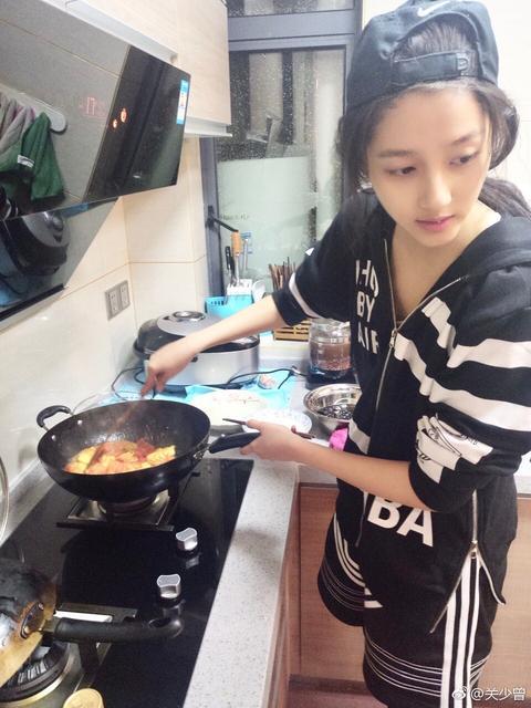 關曉彤示范如何做好閨女 素顏給家人做飯