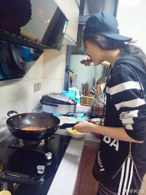 關(guān)曉彤示范如何做好閨女 素顏給家人做飯