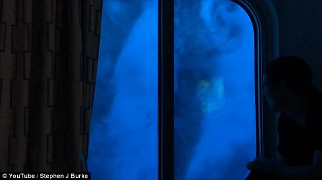 超恐怖！游客眼睜睜看9米巨浪襲擊自己（組圖）