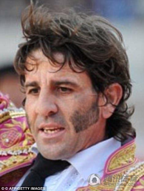 傳奇斗牛士重傷送醫 被牛挑起假眼飛出