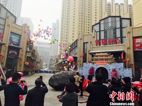 男子購(gòu)買(mǎi)隕石求婚 重33噸花掉100多萬(wàn)購(gòu)房款